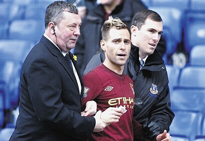 不容易！赵睿强突左手上篮+加长三分命中 连得5分止血！（艰难时刻，赵睿左手强突上篮加远投三分，连取5分止住颓势！）