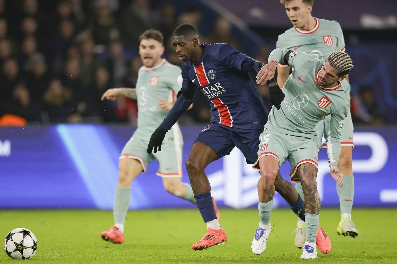 急眼了！迪亚洛冲筐裁判不吹暴怒吃到技犯（迪亚洛突破无哨怒喷裁判，当场吃到技术犯规）